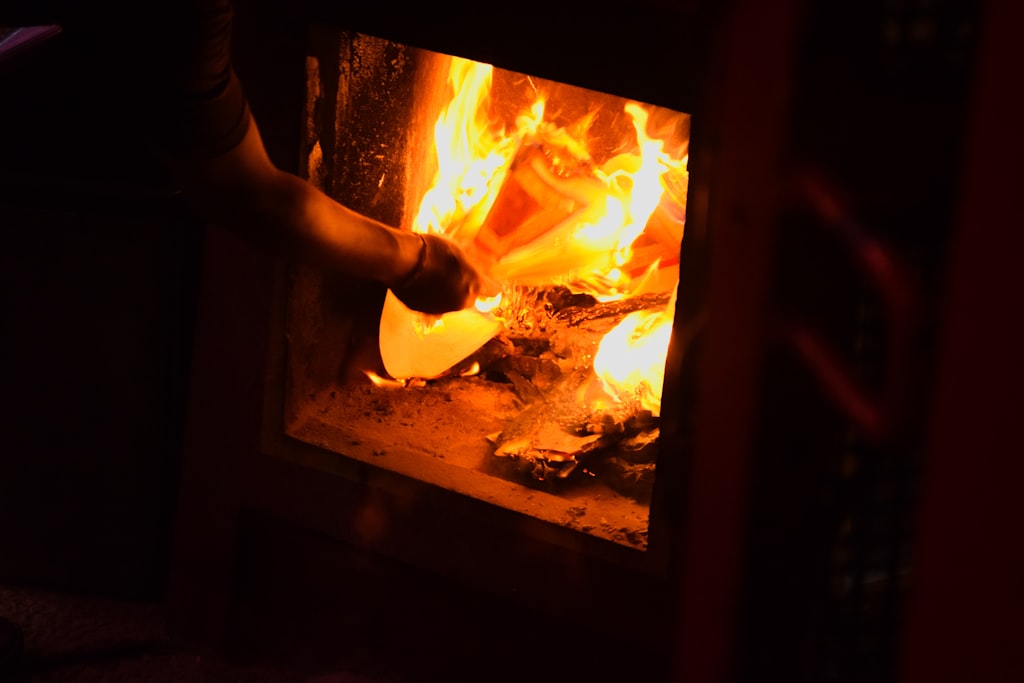 家屬將紙紮祭品放入火爐燃燒