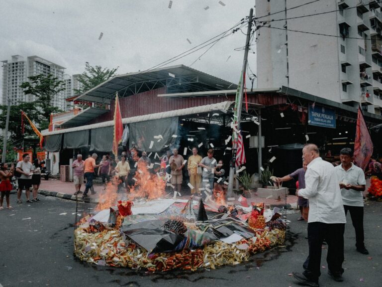 社區盂蘭節燒紙紮祭品儀式